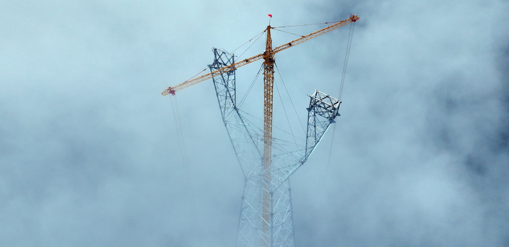194.8米，约65层楼高！四川最高输电铁塔组立完成