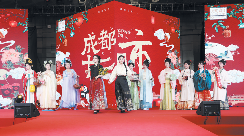 “十二月市”演出把成都传统文化带到中国品牌日现场